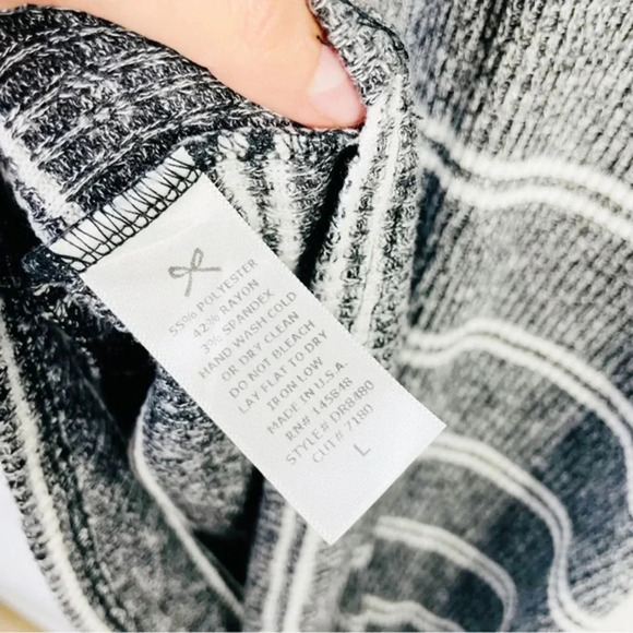 Everly Gray Striped Tunic Top Size Large - Picture 5 of 6